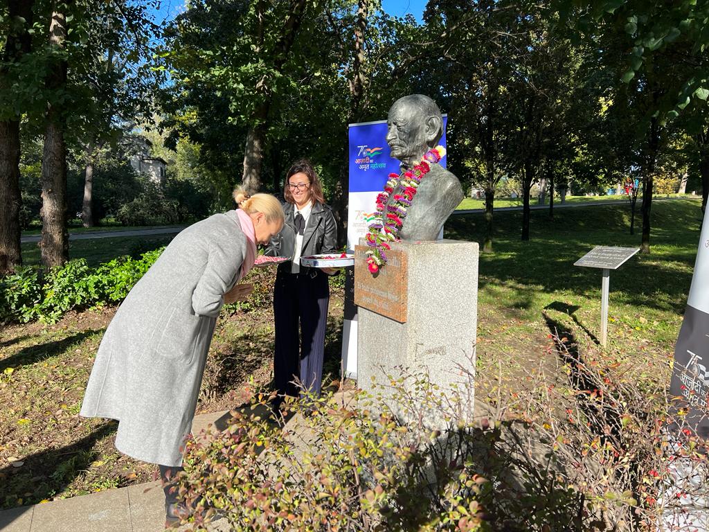 Floral tribute to Gandhi Ji on 2 October 2022